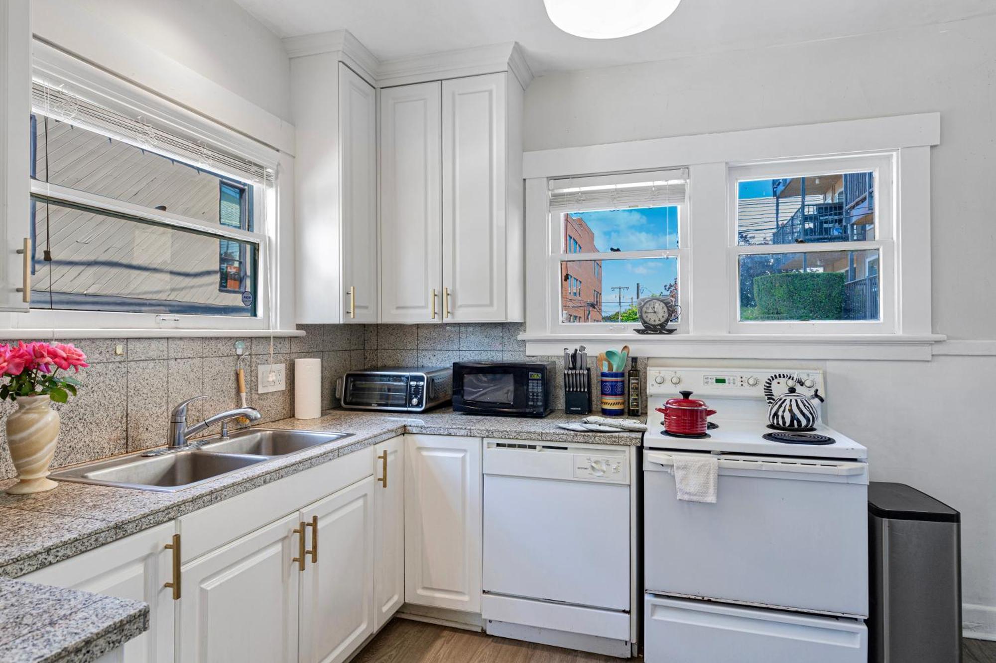 Vintage 3 Bedroom Home In Prime Eastlake Seattle With Private Parking 外观 照片